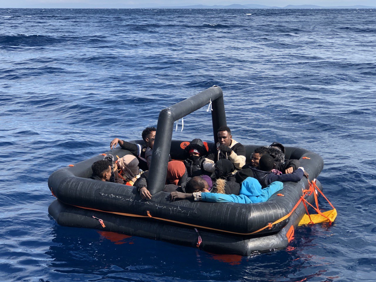 Çanakkale açıklarında 29 düzensiz göçmen yakalandı