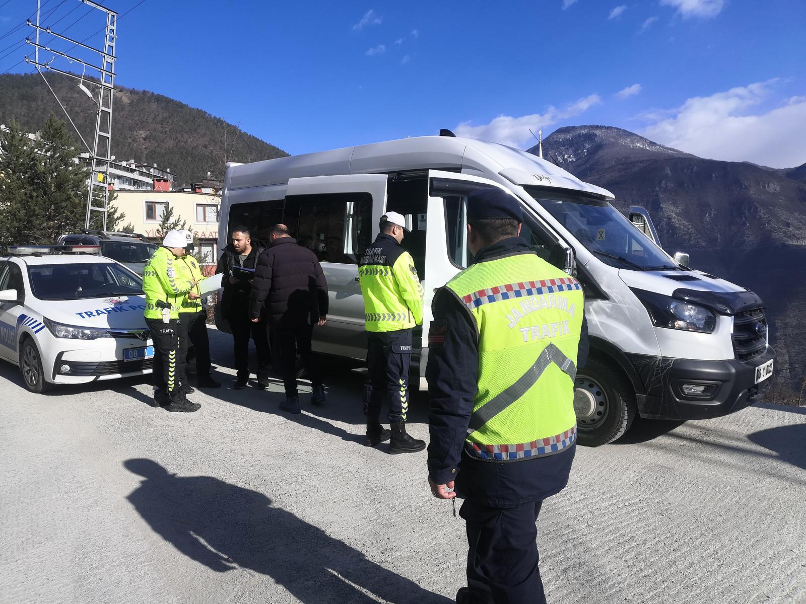 Artvin’de trafik denetimleri sürüyor