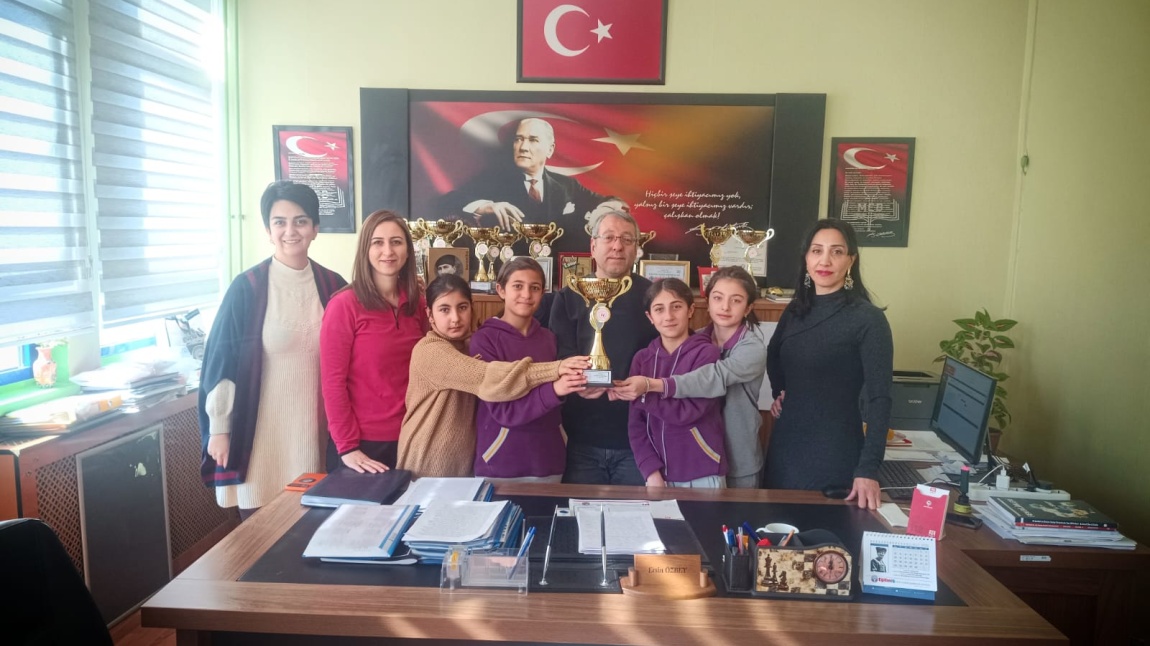 Kars Mihrali Bey Ortaokulu Badminton takımı bölge finallerine gidiyor