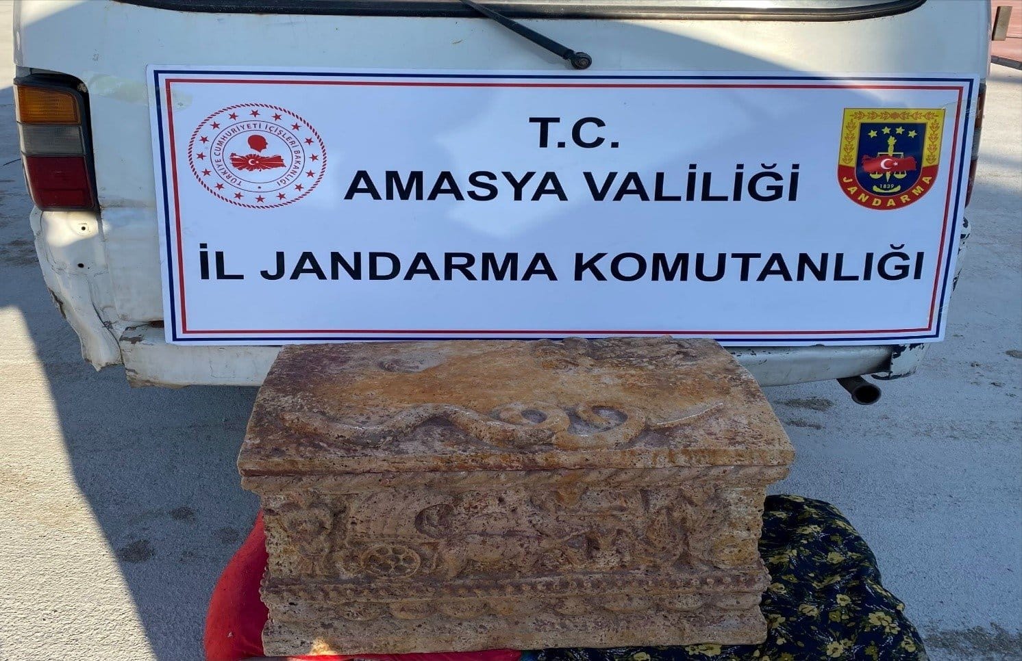 Amasya’da Roma dönemine ait mini lahit ele geçirildi