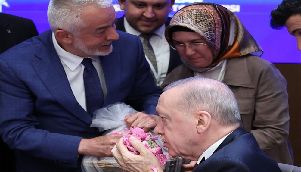 Başkan Başdeğirmen’den Cumhurbaşkanı Erdoğan’a gül takdimi