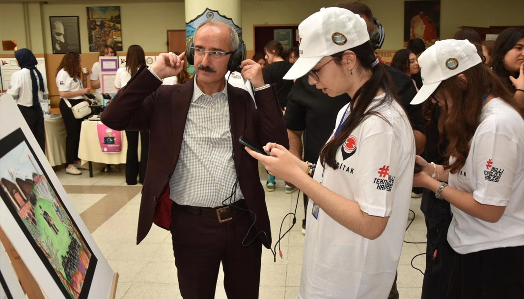 Manisa’da TÜBİTAK 4006 Bilim Fuarı’nda 16 proje sergilendi