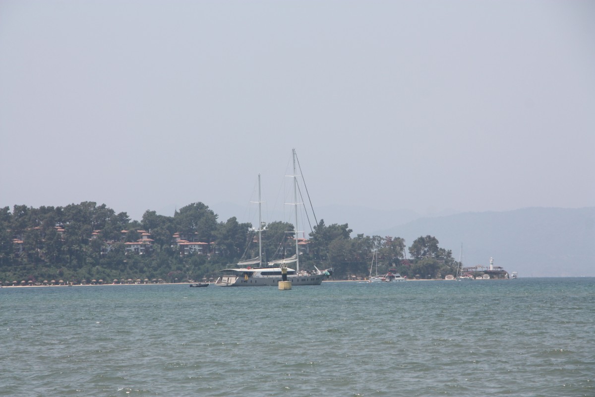 Marmaris açıklarında sürüklenen katamarandaki 2 kişi kurtarıldı