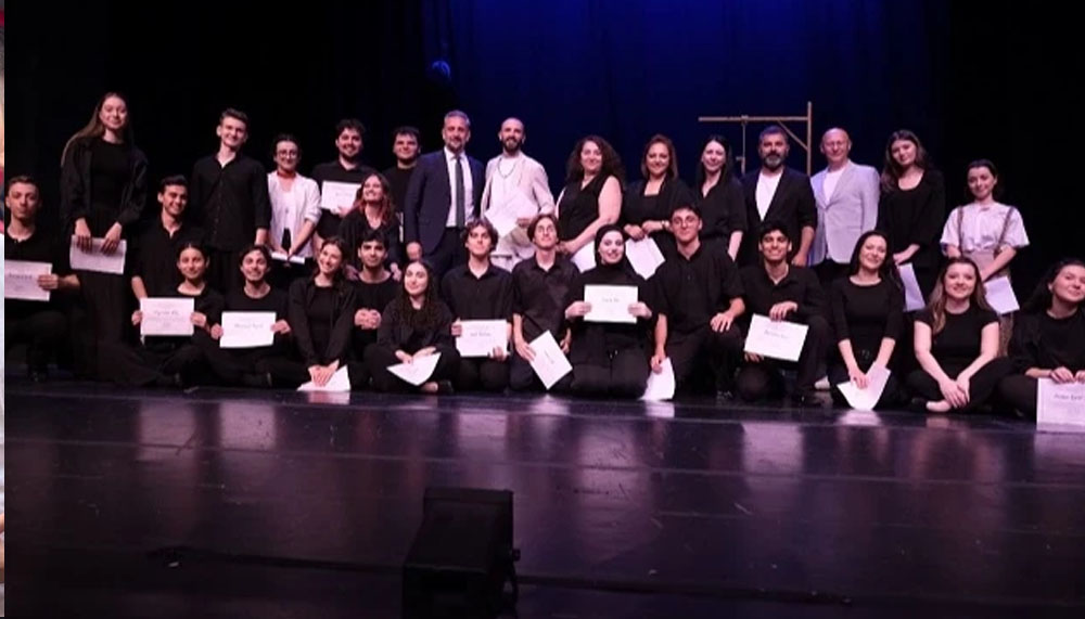 Bursa Devlet Tiyatrosu'nun kursiyerleri sahnede mezun oldu