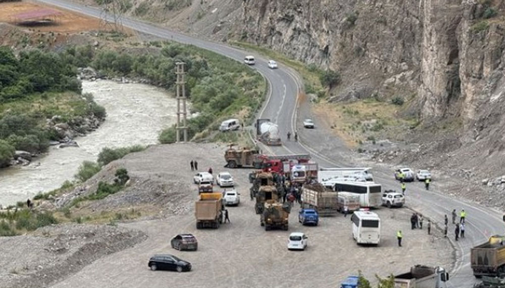 Hakkari Çukurca yolunda midibüs devrildi: 12 asker hafif yaralandı