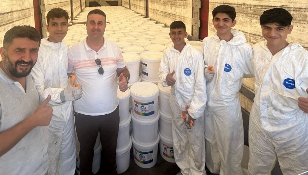 Mersin’de Meslek Lisesi öğrencileri boya üretiyor