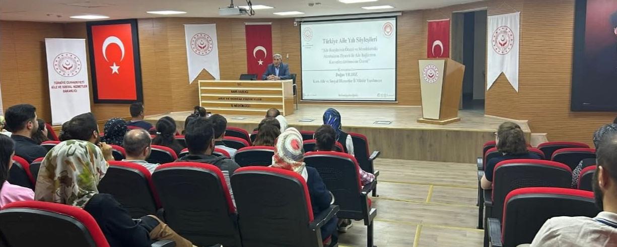 Kars'ta “Aile Yılı Söyleşileri” kapsamında aile bağlarının gücü konuşuldu