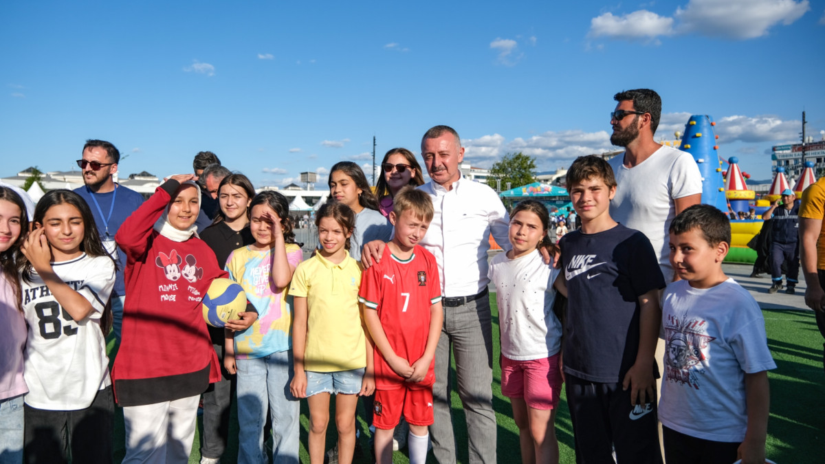 Çocukların neşesi Milli İrade Meydanı’nı sardı