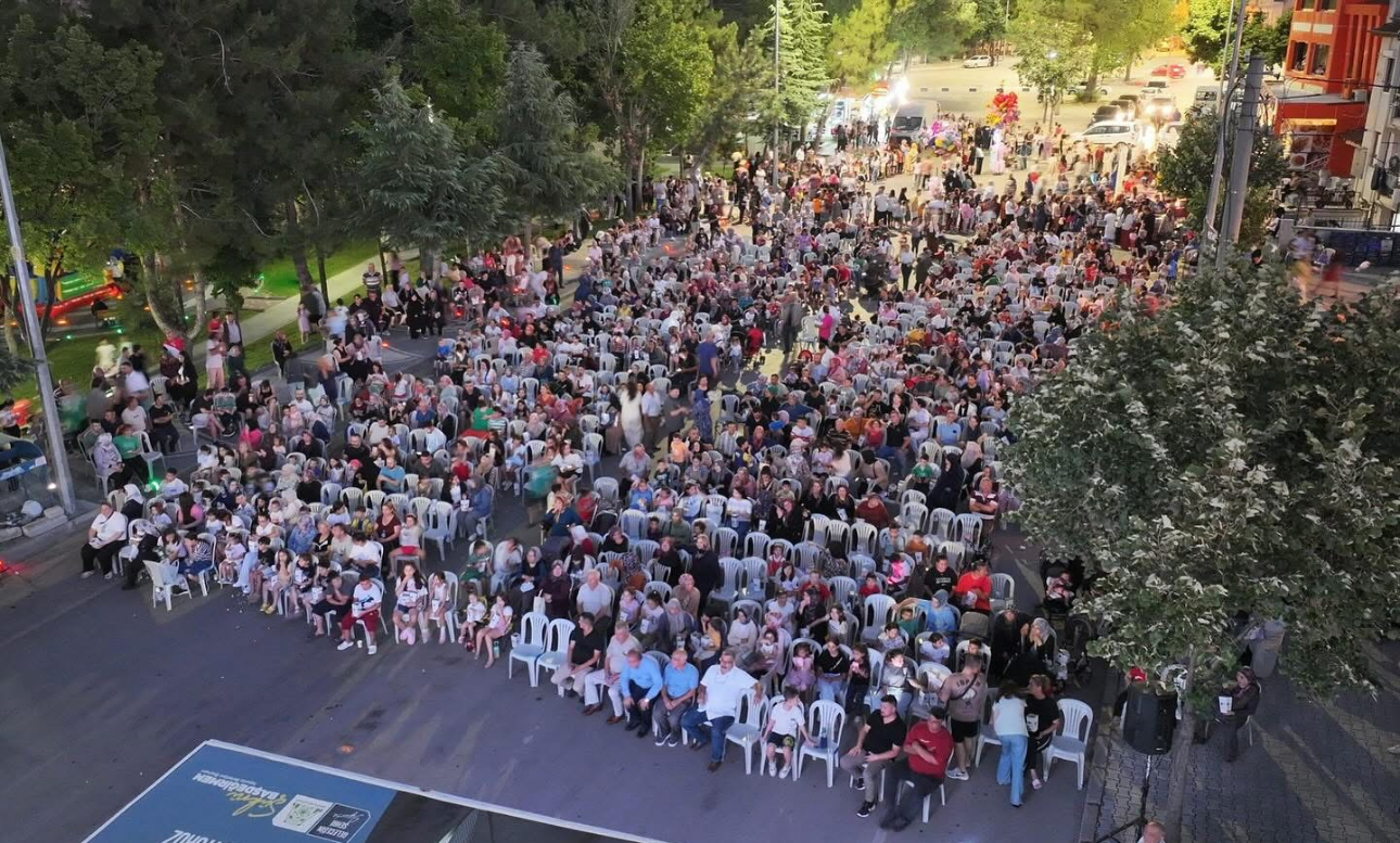 Çocuklar eğlendi, aileler kaynaştı, Fatih Mahallesi’nde sinema keyfi yaşandı
