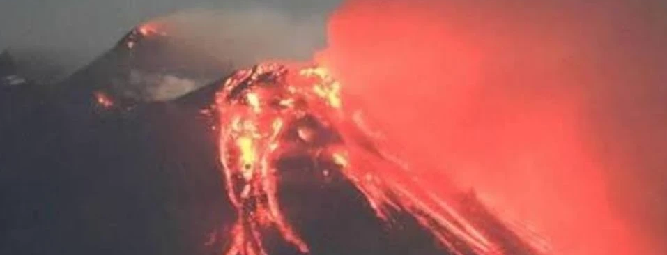 Rusya’da Klyuchevskoy yanardağı patladı: Kül bulutları 9 kilometreye yükseldi