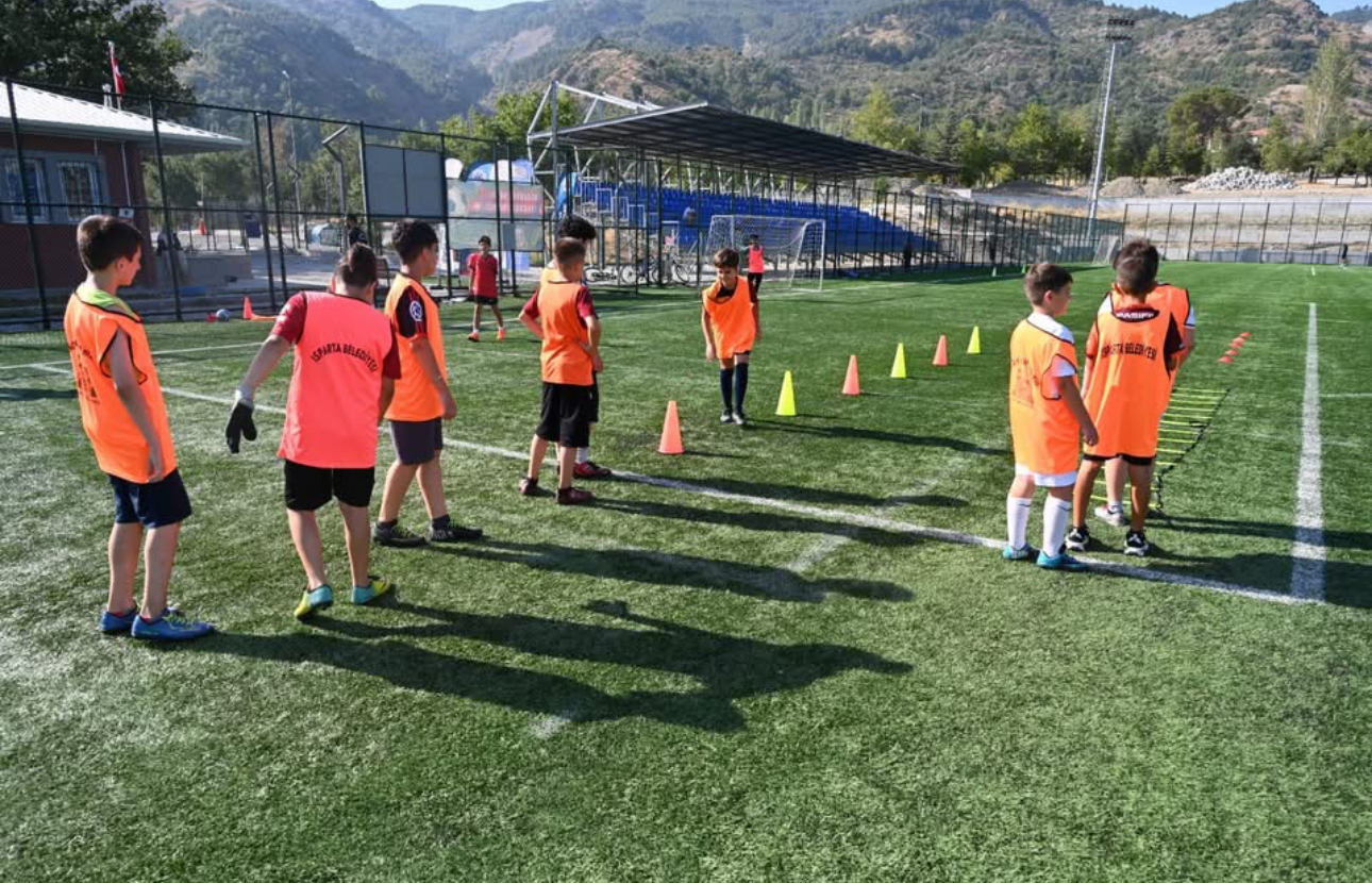Isparta Belediyesi’nin yaz spor kurslarında dolu dolu bir yaz tatili geçirdiler