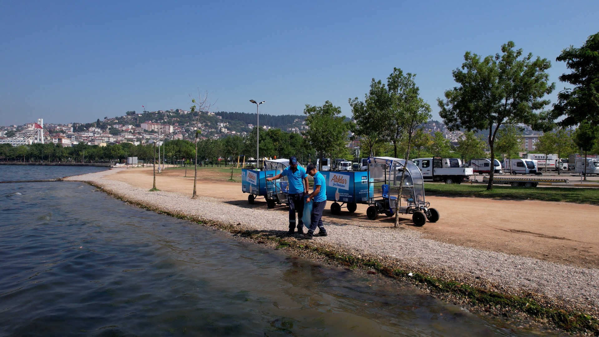 Kocaeli Büyükşehir Belediyesi sahilleri temiz tutmak için çalışıyor