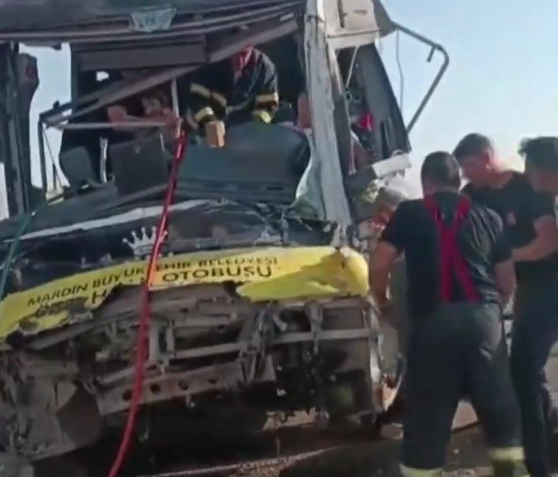 Mardin’de kaza: Halk otobüsü ile tır çarpıştı, 1 can kaybı