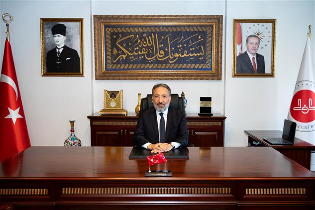 Rektör Turabi, hemşehrisi Prof. Dr. Safi Arpaguş’a tebrik etti