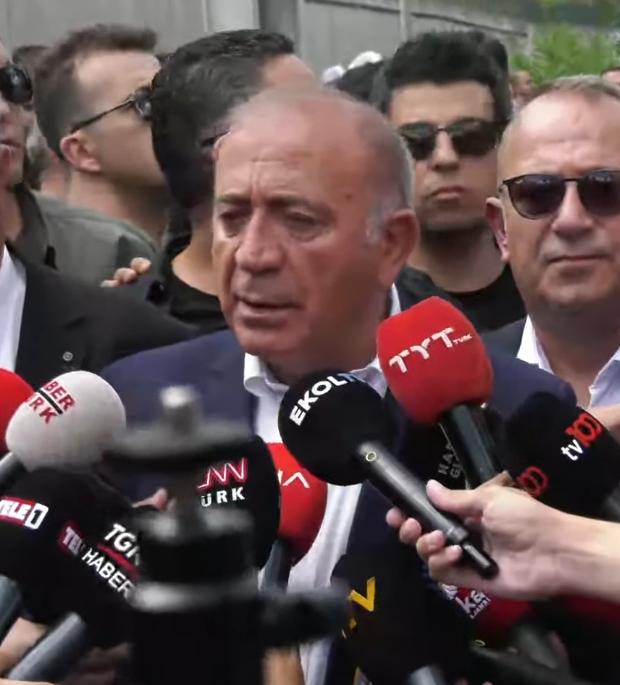 Gürsel Tekin İstanbul İl Başkanlığı binasının önüne geldi