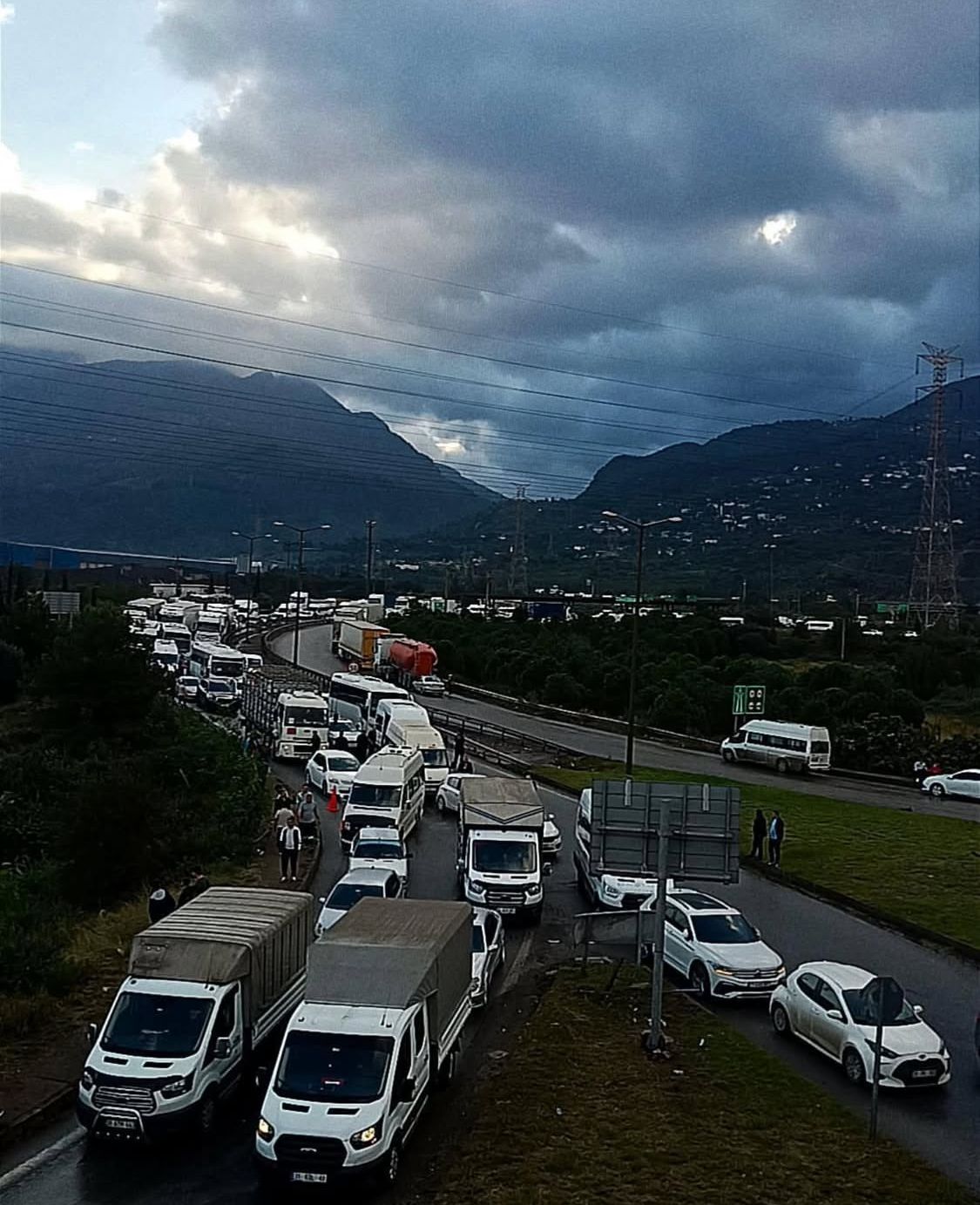 Payas-Adana otoyolu’nda sel alarmı: Trafik tek yönden sağlanıyor