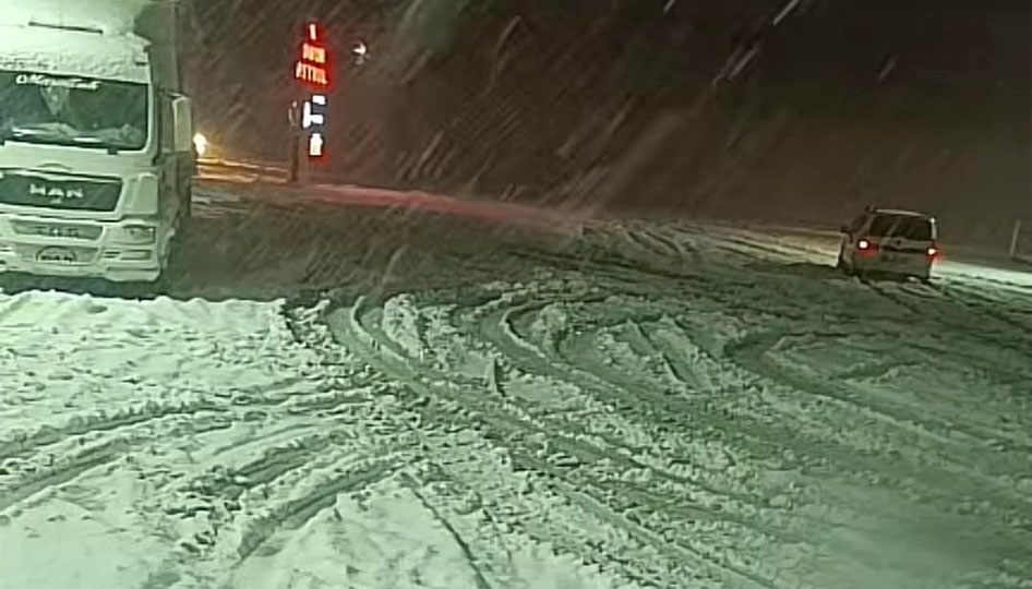 Kar yağışı Sivas’ta sürücülere zor anlar yaşattı