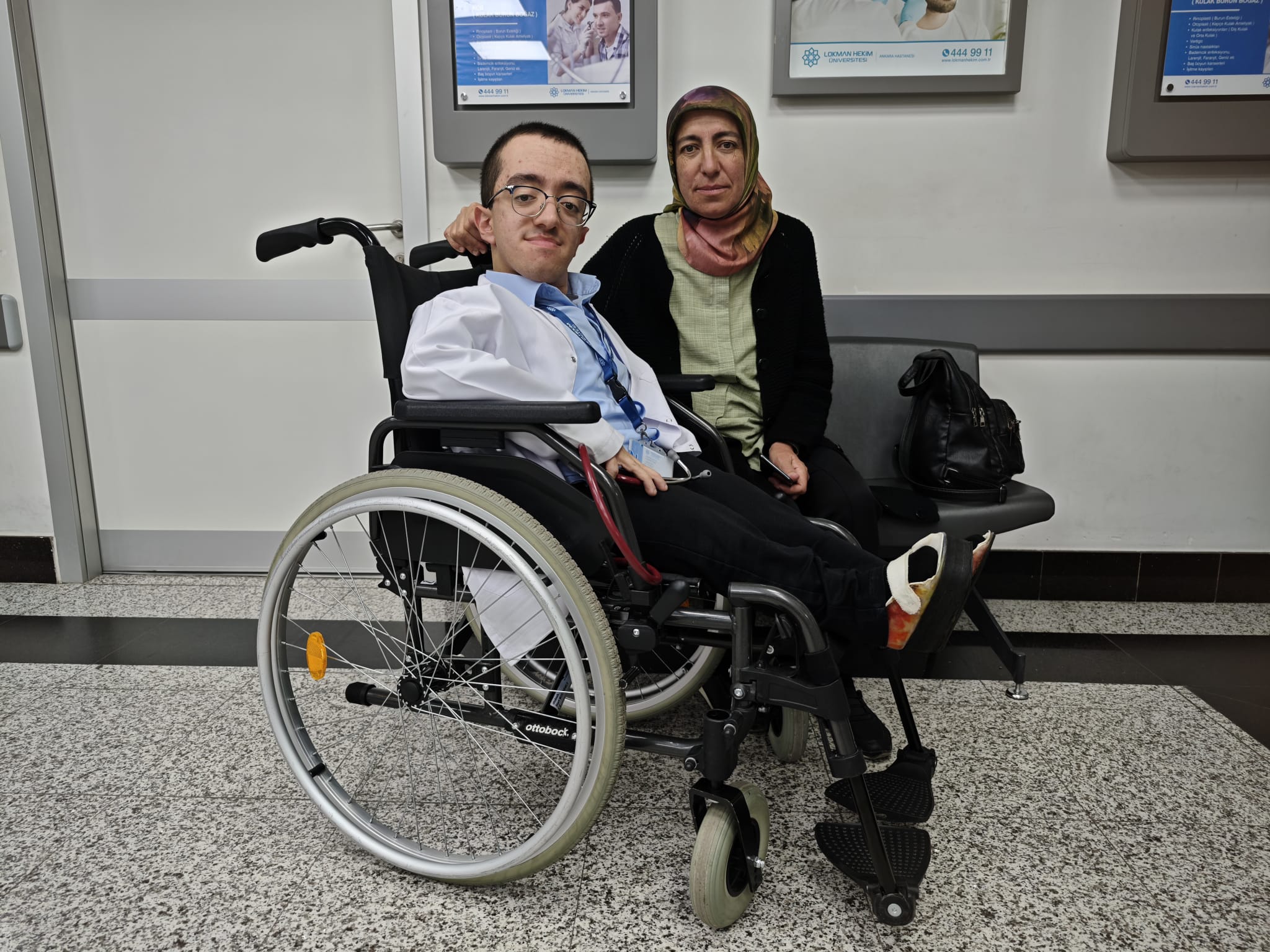 Engelleri aştı hayaline ulaştı: Doğuştan cam kemik hastası Hamza, beyaz önlüğüne kavuştu