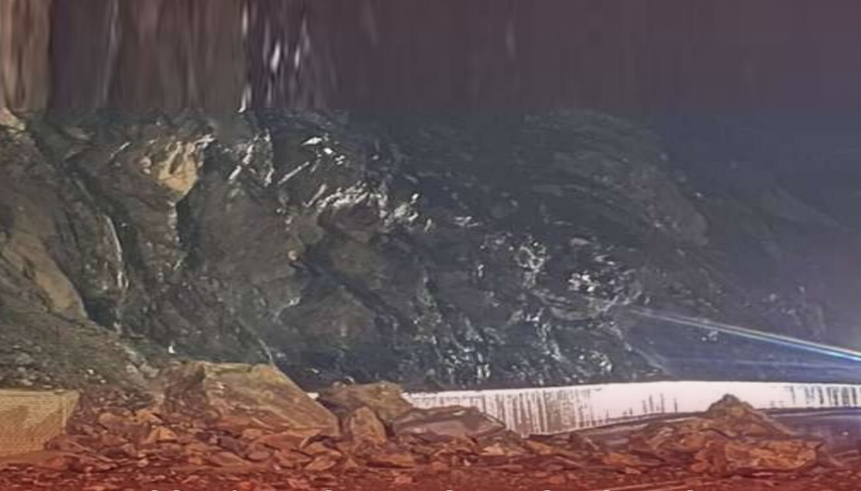 Hakkari–Van karayolu heyelan nedeniyle ulaşıma kapandı