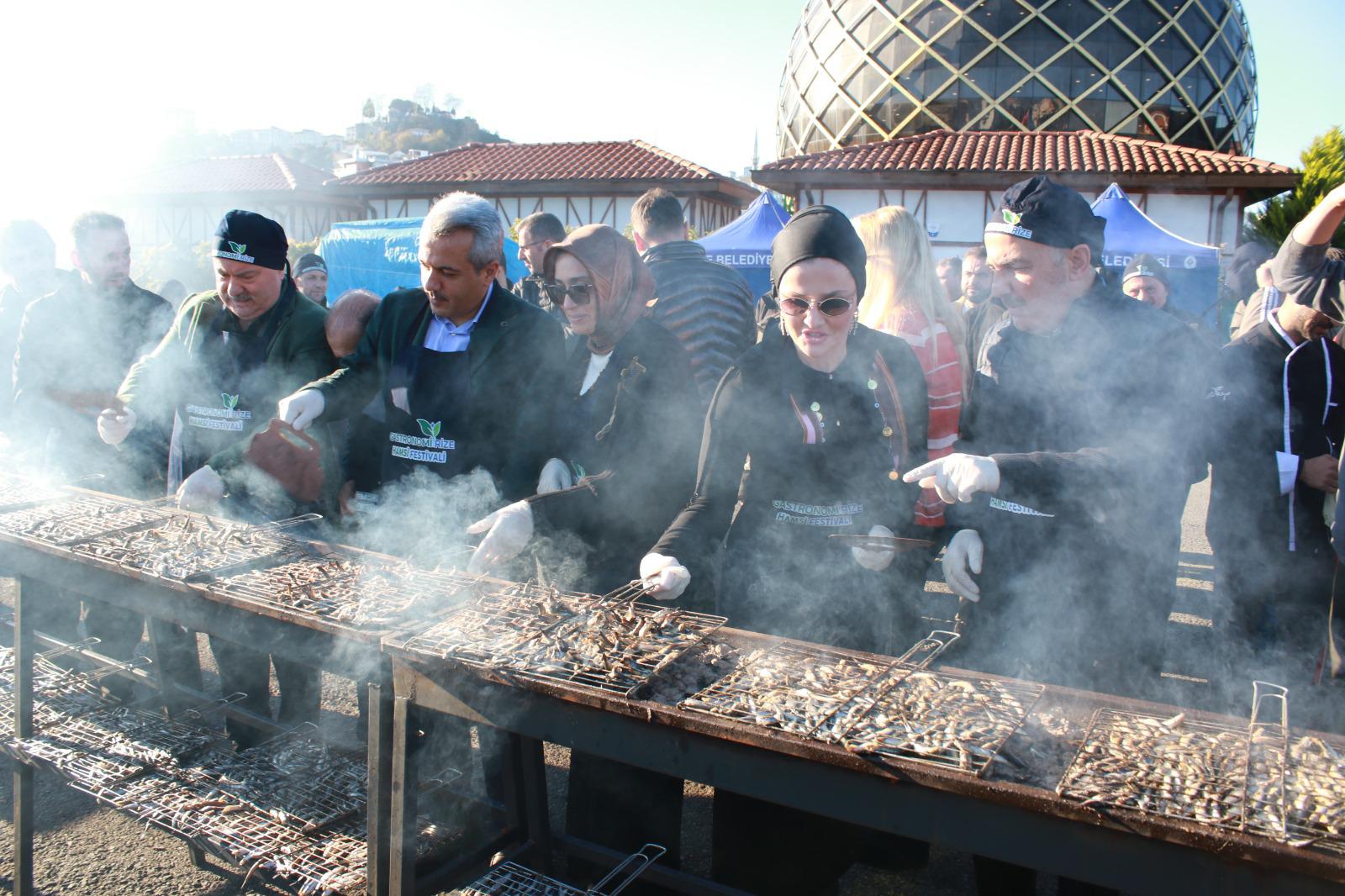 Rize'de düzenlenen "8. Hamsi Festivali"nde katılımcılara 2 ton 53 kilo hamsi ikram edildi