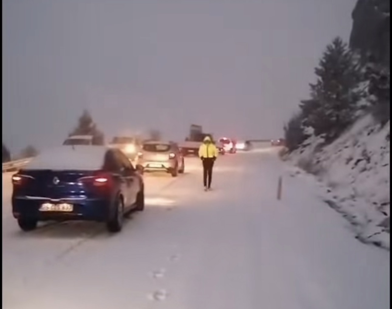 Karabel Geçidi’nde Kar yağışı ulaşımı durdurdu