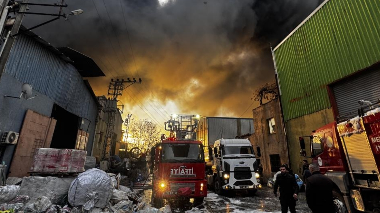 Mersin’de geri dönüşüm tesisinde yangın paniği
