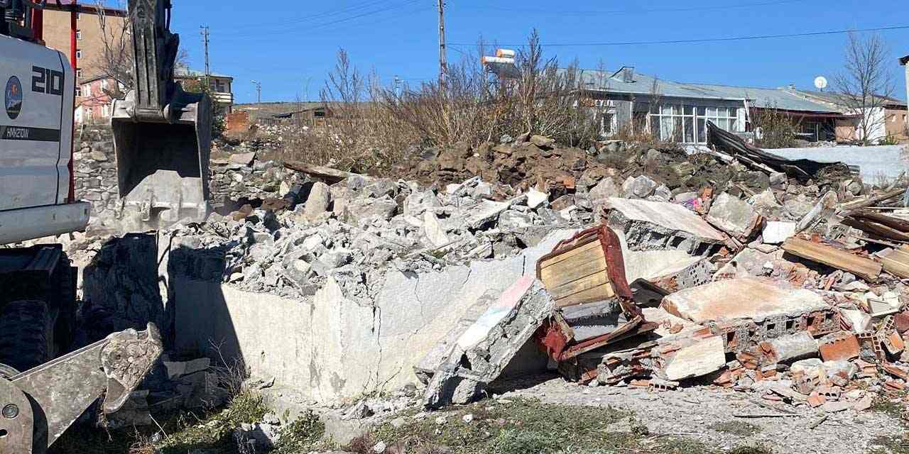 Kars'ta metruk yapı yıkım çalışmaları devam ediyor