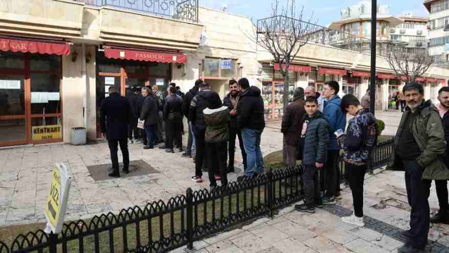 Sivassporlu taraftarlar bilet gişesinde uzun kuyruklar oluşturdu