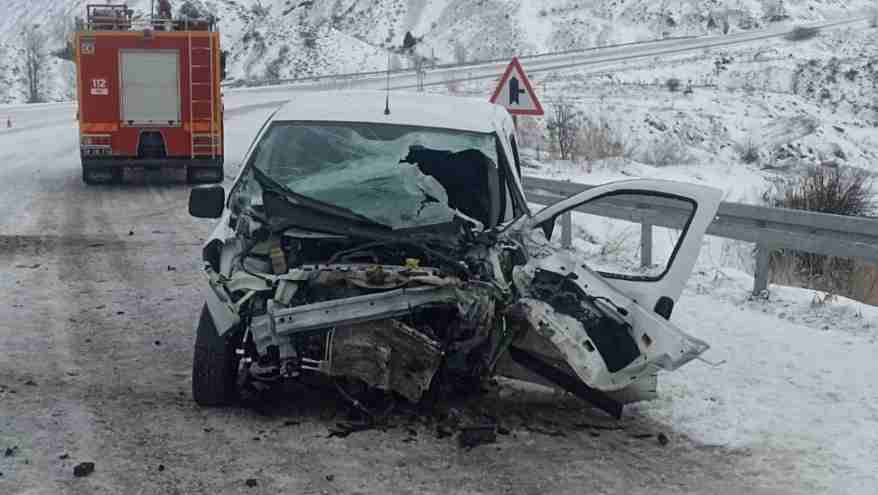 Sivas'ta minibüs ile otomobil çarpıştı 26 yaralı
