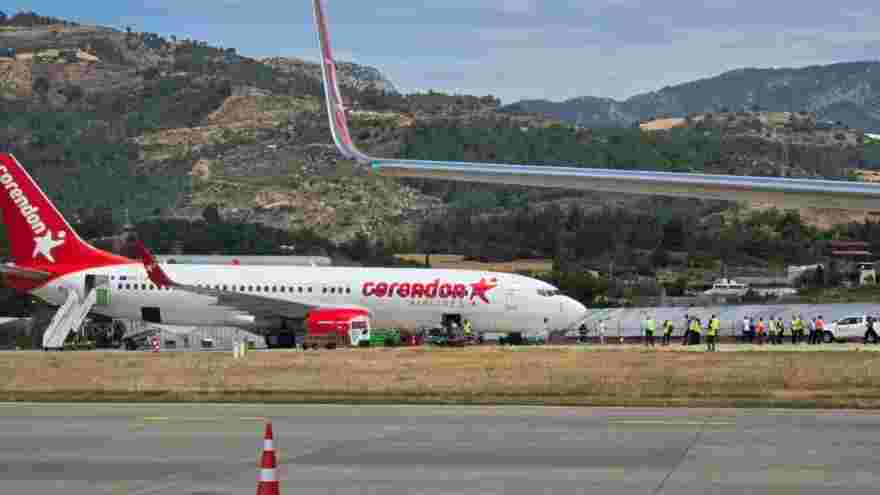 Antalya'da yolcu uçağının lastiği patladı