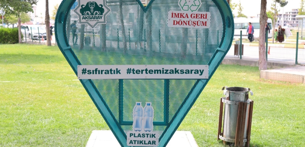 Aksaray Belediyesi pet şişe toplama kafesleri kente estetik, doğaya saygı kazandırıyor