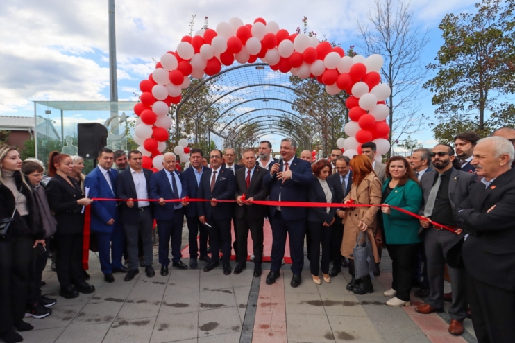  

CHP Genel Başkan Yardımcısı Gökan Zeybek, CHP Parti Meclis Üyesi Ecevit Keleş, Yalova Milletvekili Tahsin Becan, Bilecik Milletvekili Yaşar Tüzün, Yalova İl Başkanı Erdem Doğancı ve vatandaşların katıldığı törende, Yalova Belediye Başkanı Mehmet Gürel, sosyal belediyecilik projelerinin Yalova’da sosyal dayanışmayı güçlendireceğini ve vatandaşların hayatına değer katacağını belirtti.
Kent Lokantası: Öğrenci ve Emekliye Uygun Fiyatlı Yemek
Açılışı yapılan projelerden biri olan Kent Lokantası, özellikle öğrenciler ve emekliler için uygun fiyatlı yemek hizmeti sunmayı hedefliyor. Günlük 3 çeşit yemek 50 TL’den verilecek ve bu projeyle ekonomik zorluk yaşayan vatandaşlara destek olunacak. Başkan Gürel, bu projeyle seçim döneminde verdikleri sözü tuttuklarını vurguladı.
Yalova Halk Ekmek: 250 Gram Ekmek 8 TL’den Satılıyor
Açılan projeler arasında Yalova Halk Ekmek de yer aldı. İstanbul Büyükşehir Belediyesi’nin Halk Ekmek Fabrikası ve yerel fırınların desteğiyle başlatılan projede, 250 gramlık ekmek 8 TL’den satılıyor. Başkan Gürel, Halk Ekmek büfelerinin, kent genelinde daha fazla noktaya yayılacağını belirtti.
Hastaneye Ücretsiz Ulaşım: 14 Mahalleden Erişim Sağlanacak
Başkan Gürel, hastaneye ücretsiz ulaşım projesinin de startını verdiklerini açıkladı. Pazartesi gününden itibaren Yalova’da 14 mahalleden hastaneye ücretsiz ulaşım sağlanacak. Gürel, bu hizmetle vatandaşların sağlık hizmetlerine daha kolay ulaşmasını hedeflediklerini söyledi.
Çiçek Kafe: Yalova’nın Yeni Sosyal Alanı
Yalova’nın en güzel noktalarından biri olan Çiçek Kafe, resmi açılışını yaptı. Sosyal belediyecilik projelerinden biri olan kafe, uygun fiyatlı çay ve yiyeceklerle Yalovalılara hizmet veriyor. Başkan Gürel, projeyi sosyal dayanışmayı artırmak amacıyla hayata geçirdiklerini belirtti.
CHP’den Destek ve Teşekkür
Cumhuriyet Halk Partisi Genel Başkan Yardımcısı Gökan Zeybek, açılışta yaptığı konuşmada, CHP belediyeciliğinin halkçı ve dayanışmacı olduğunu vurgulayarak, Türkiye’nin her yerinde emekliler ve öğrenciler için benzer projelerin hayata geçirildiğini belirtti. Yalova Belediyesi’nin sosyal belediyecilik anlayışını örnek bir şekilde hayata geçirdiğini ifade eden Zeybek, Başkan Gürel’e ve ekibine teşekkür etti.
Törenlerle Projelerin Açılışı Yapıldı
Açılış töreninde, ilk olarak Kent Lokantası’nın kurdelesi kesildi ve vatandaşlara yemek ikramında bulunuldu. Ardından Yalova Halk Ekmek büfesinin açılışı yapıldı. Heyet daha sonra hastaneye ücretsiz ulaşım projesini başlattı ve son olarak Çiçek Kafe’nin açılışı gerçekleştirildi. CHP Genel Başkan Yardımcısı Gökan Zeybek’e, Başkan Gürel tarafından Yalova Kağıdı hediye edildi.






 