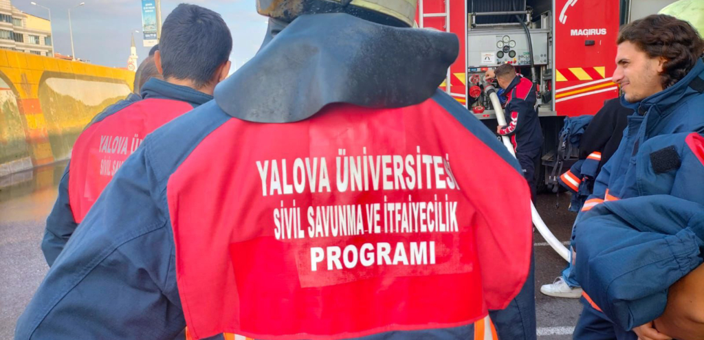 Yalova’da genç itfaiyecilere uygulamalı eğitim