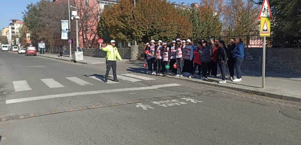 Kars’ta “Okul Geçidi Görevlisi Eğitimi” verildi