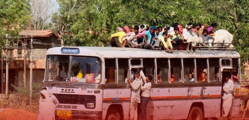 Hindistan’da otobüs uçuruma yuvarlandı: En az 36 ölü