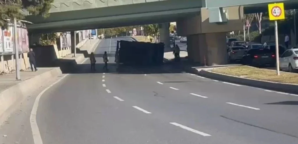 Bakırköy’de İSKİ vincinin üst geçide çarpması trafiği felç etti