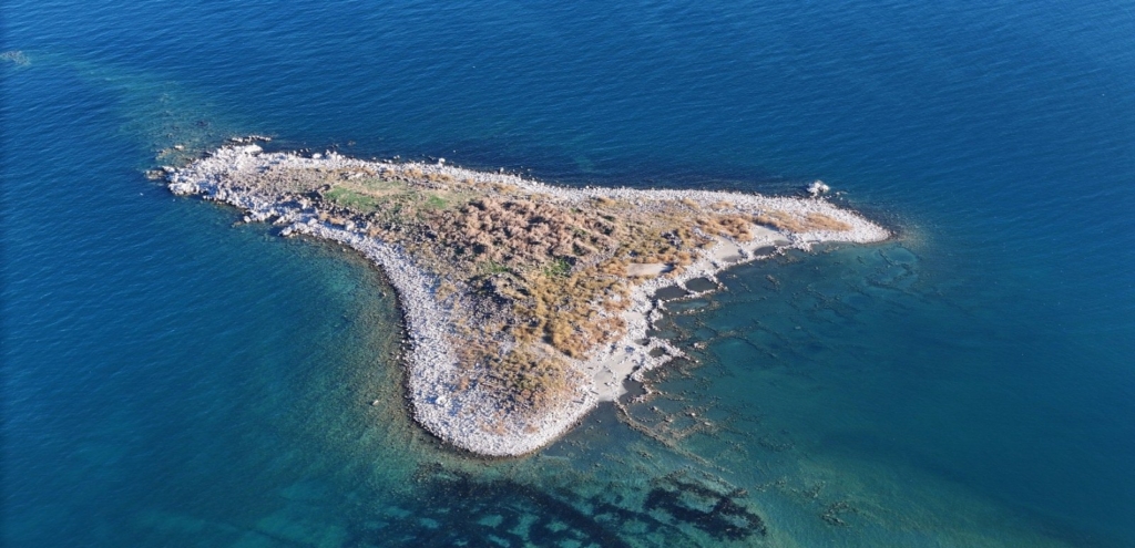 Van Gölünde sular çekildikçe gizem ortaya çıkıyor