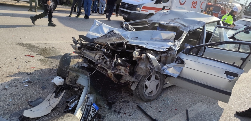 Amasya’da feci kaza: TIR’a çarpan otomobilde 2 kişi yaralandı