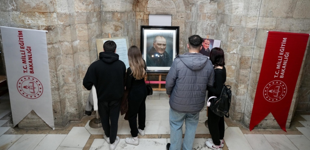 “Orijinal Atatürk Portresi Sergisi” Anıtkabir’de açıldı