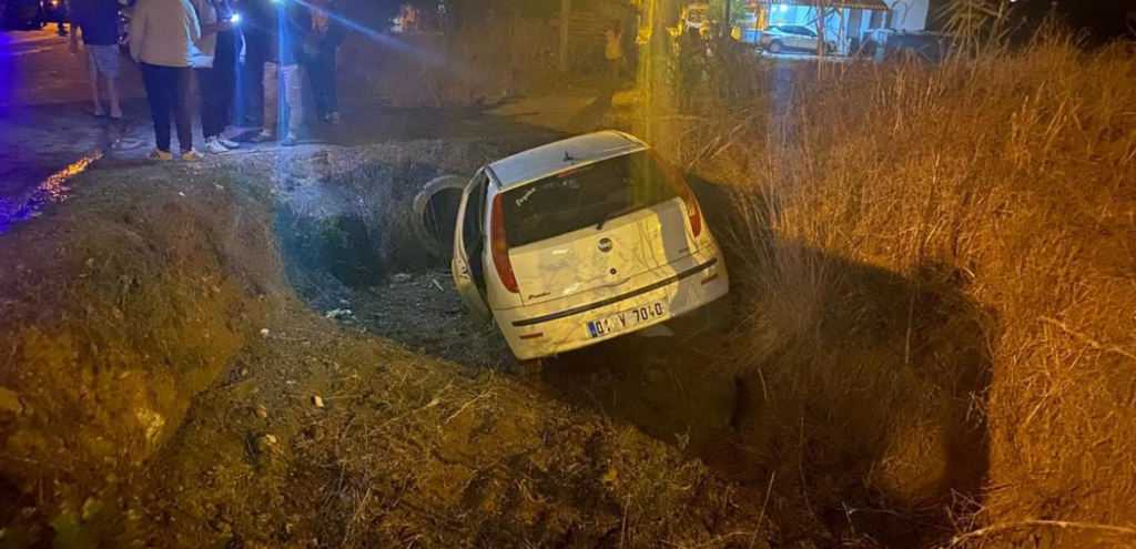 Antalya’da iki otomobil kavşakta çarpıştı: 3 yaralı