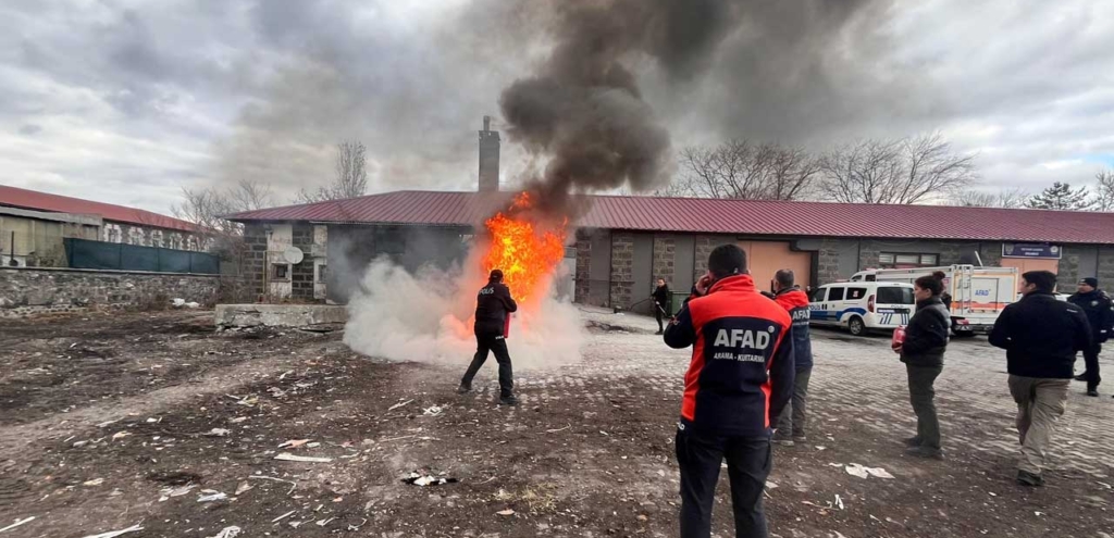 AFAD, Kars Emniyetine afetler ve yangınlarla ilgili eğitim verdi