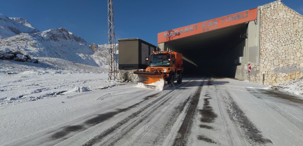 Van’da Karabet Geçidi beyaza büründü!