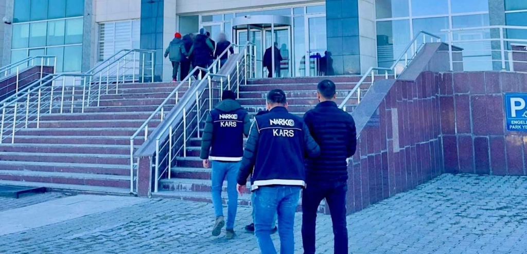 Kars’ta ‘torbacı’ operasyonu: 2 gözaltı!