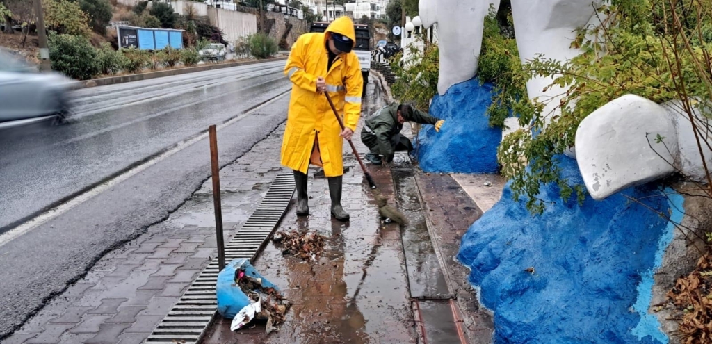 Belediye ekiplerinden yağmur mesaisi