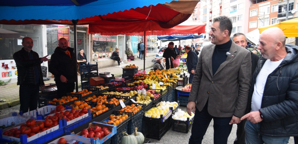 Fuat Köse pazarcı esnafını pazar yerinde dinledi