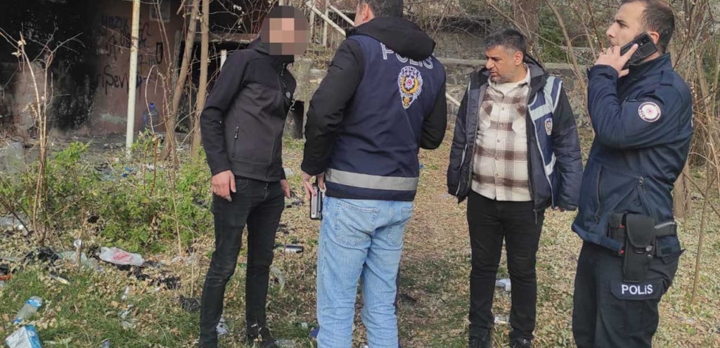 Kars’ta polis ekiplerince, okul çevreleri ve metruk binalarda denetimler yapıldı