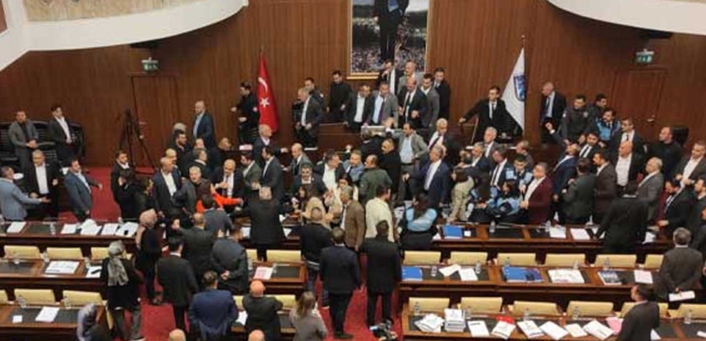 Ankara Büyükşehir Belediyesi Meclisinde yumruklu kavga: Konser maliyeti tartışmaları büyüdü