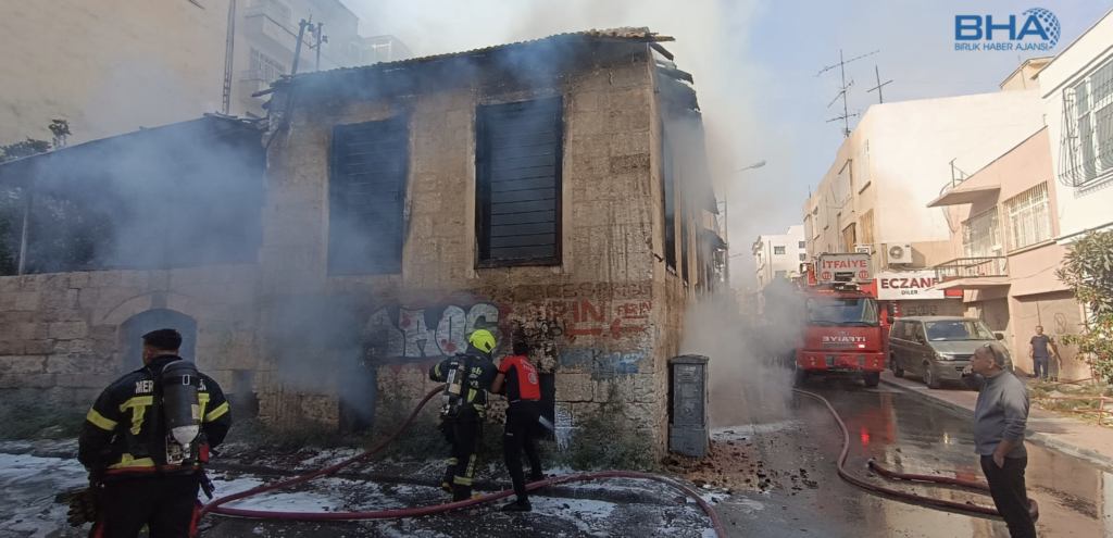 Mersin Akdeniz’de binada yangın