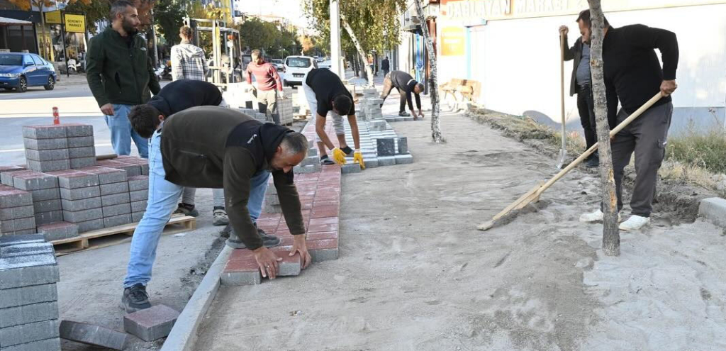 Isparta’da sokak ve caddelerde kaldırımlar yenileniyor