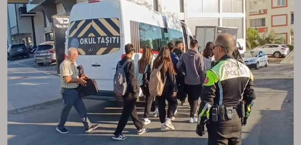 Antalya’da muayenesi geçen servis bağlandı, öğrenciler başka servisle yollarına devam etti